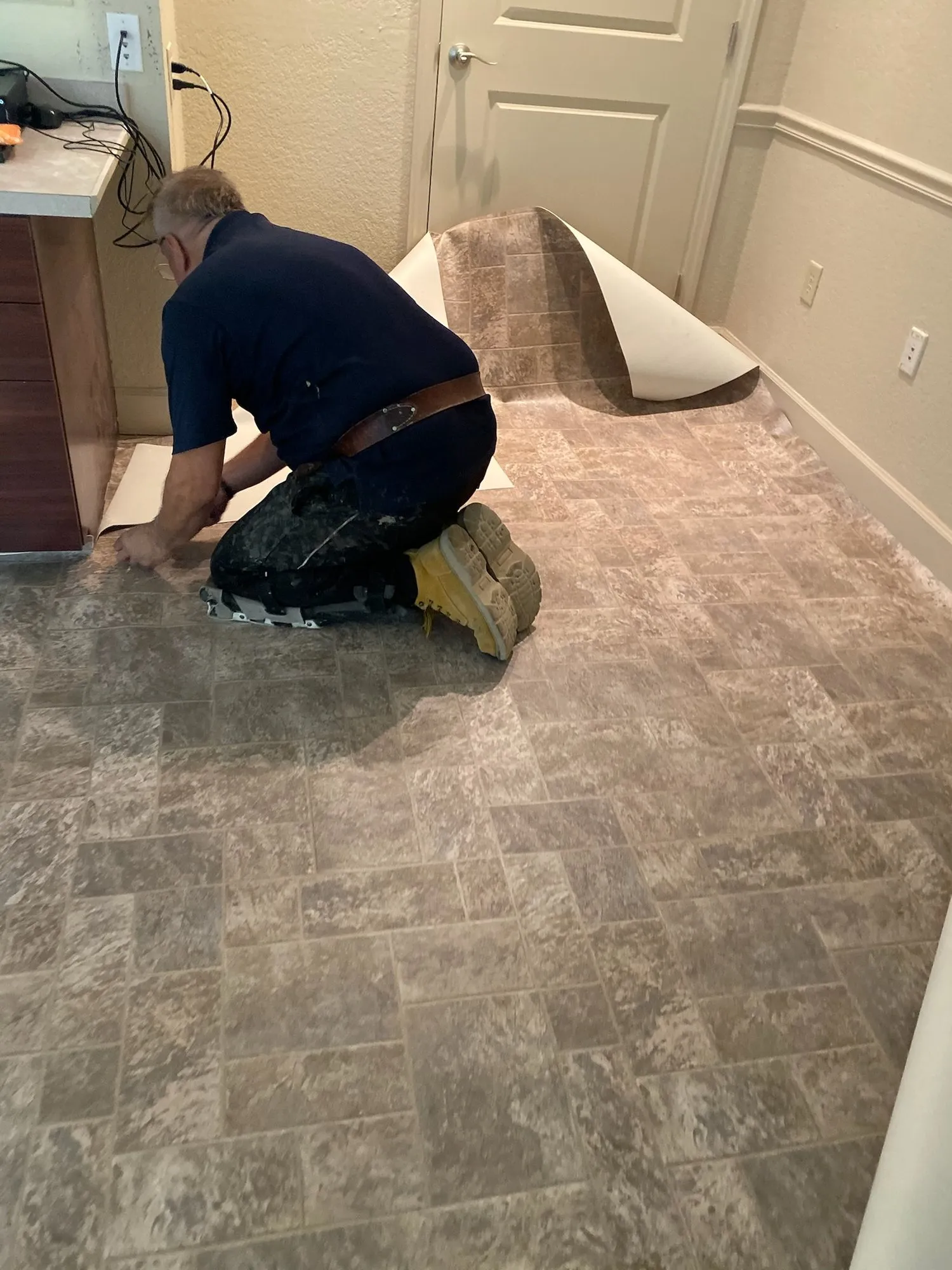 Laying the sheet vinyl
