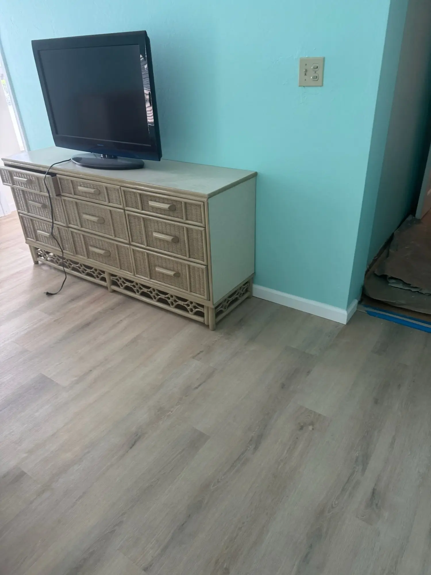 Light coastal plank for bedrooms